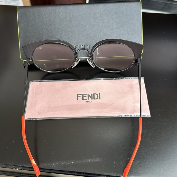 NWOT Fendi Eyeshine Black Sunglasses with Case and Unused Dustcloth - Picture 4 of 5